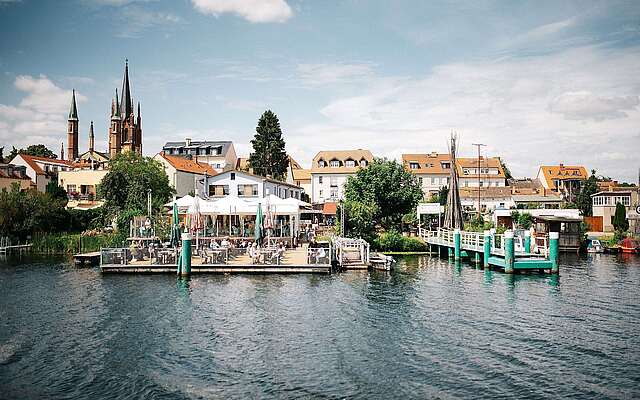 Blick vom Wasser auf das Fischrestaurant Ariell in Werder (Havel)