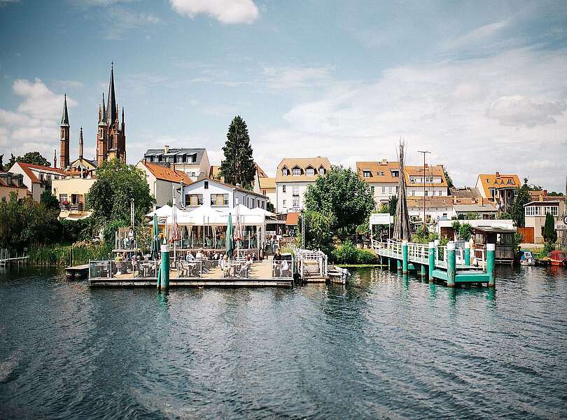 Blick vom Wasser auf das Fischrestaurant Ariell in Werder (Havel)