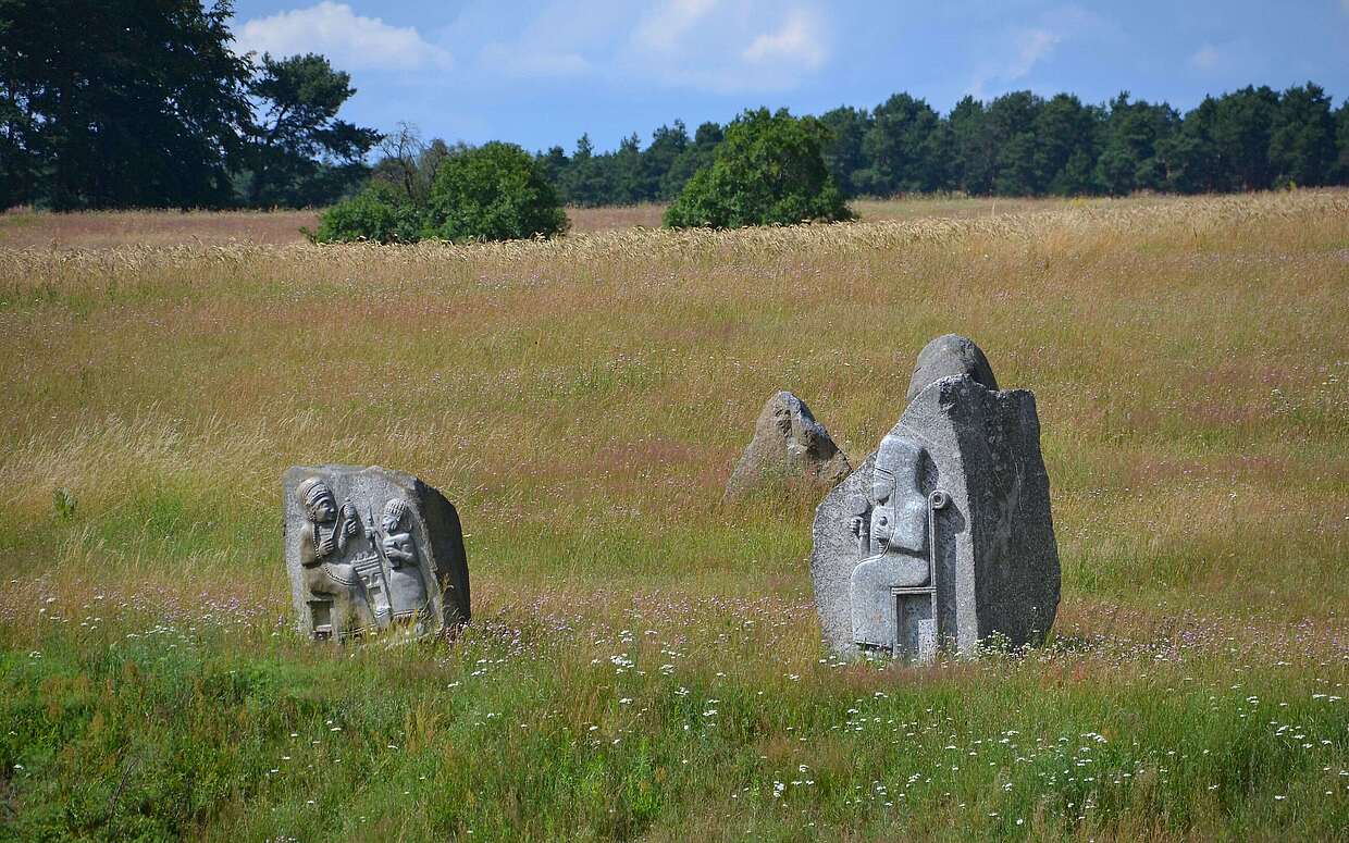Auf den Findlingen sind Darstellungen von Gottheiten und Kriegern der hethitischen, germanischen und keltischen Kultur abgebildet.