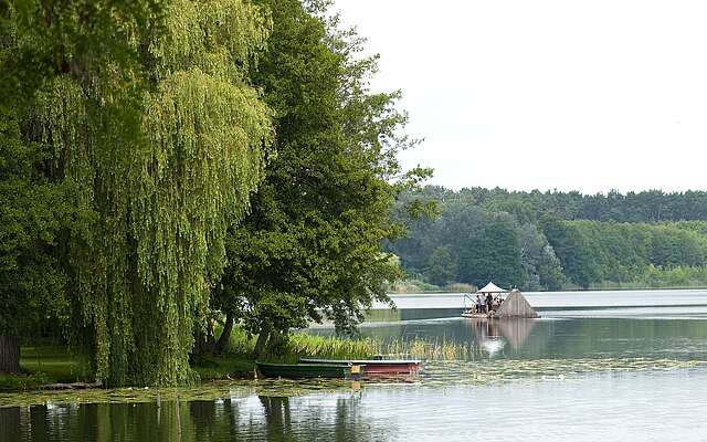 Floß auf Oberpfuhlsee bei Lychen Floß auf Oberpfuhlsee bei Lychen
