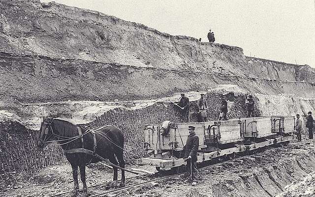 Lorenbahn u. Tonabbau in den Pötterbergen Titzenthaler 1905 Archiv OKMHB N007001_2_3_(2).jpg