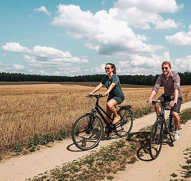 Paar auf Fahrrädern