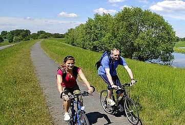 Radler in der Flusslandschaft Oder