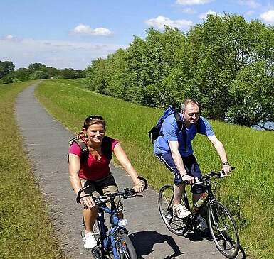 Radler in der Flusslandschaft Oder