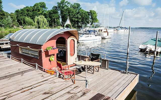 Havelfloß im Hafen