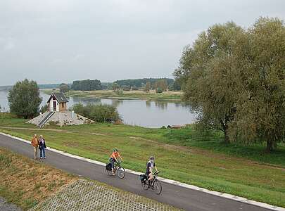 Radfahrer am Pegelhaus von Ratzdorf
