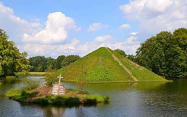 Pyramide und Grab Branitzer Park