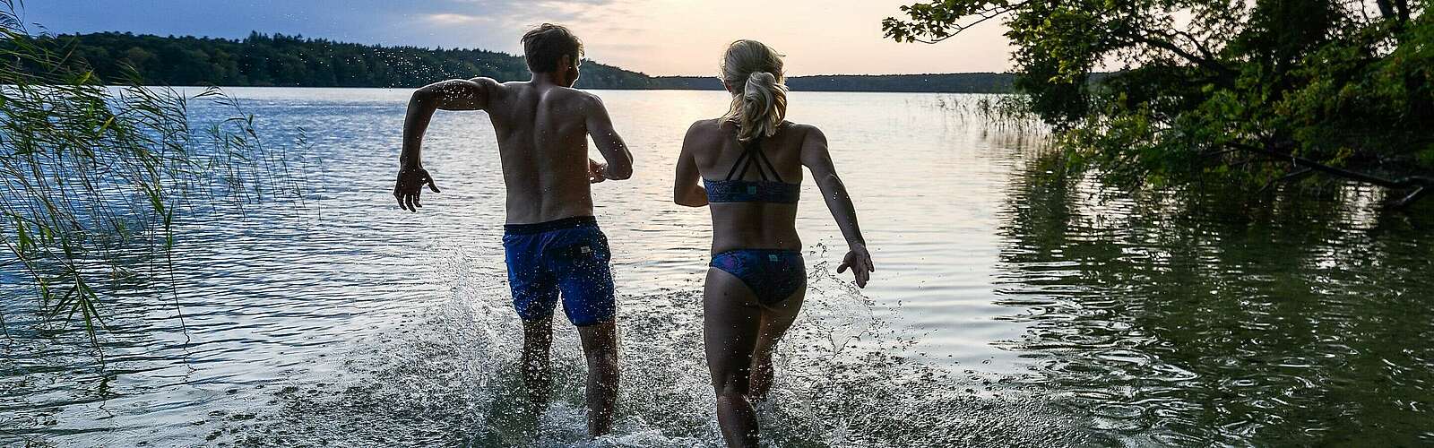 Badespaß an einem warmen Sommerabend