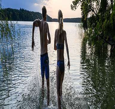 Badespaß an einem warmen Sommerabend