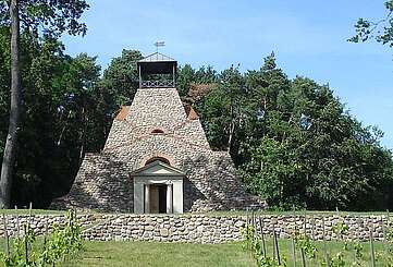 Blick auf die Feldsteinpyramide von Garzau