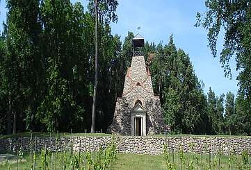 Blick auf die Feldsteinpyramide von Garzau