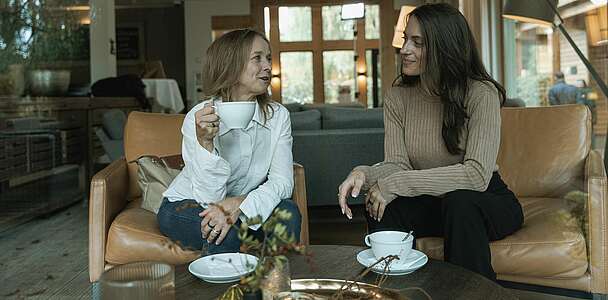 Gäste des Strandhauses im Loungebereich