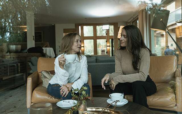 Gäste des Strandhauses im Loungebereich