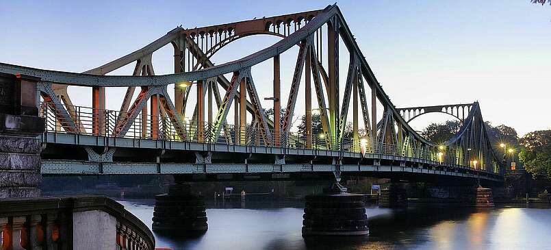 Glienicker Brücke in der Abenddämmerung