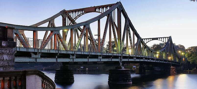 Glienicker Brücke in der Abenddämmerung