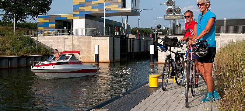 Radfahrer am Koschener Kanal im Lausitzer Seenland