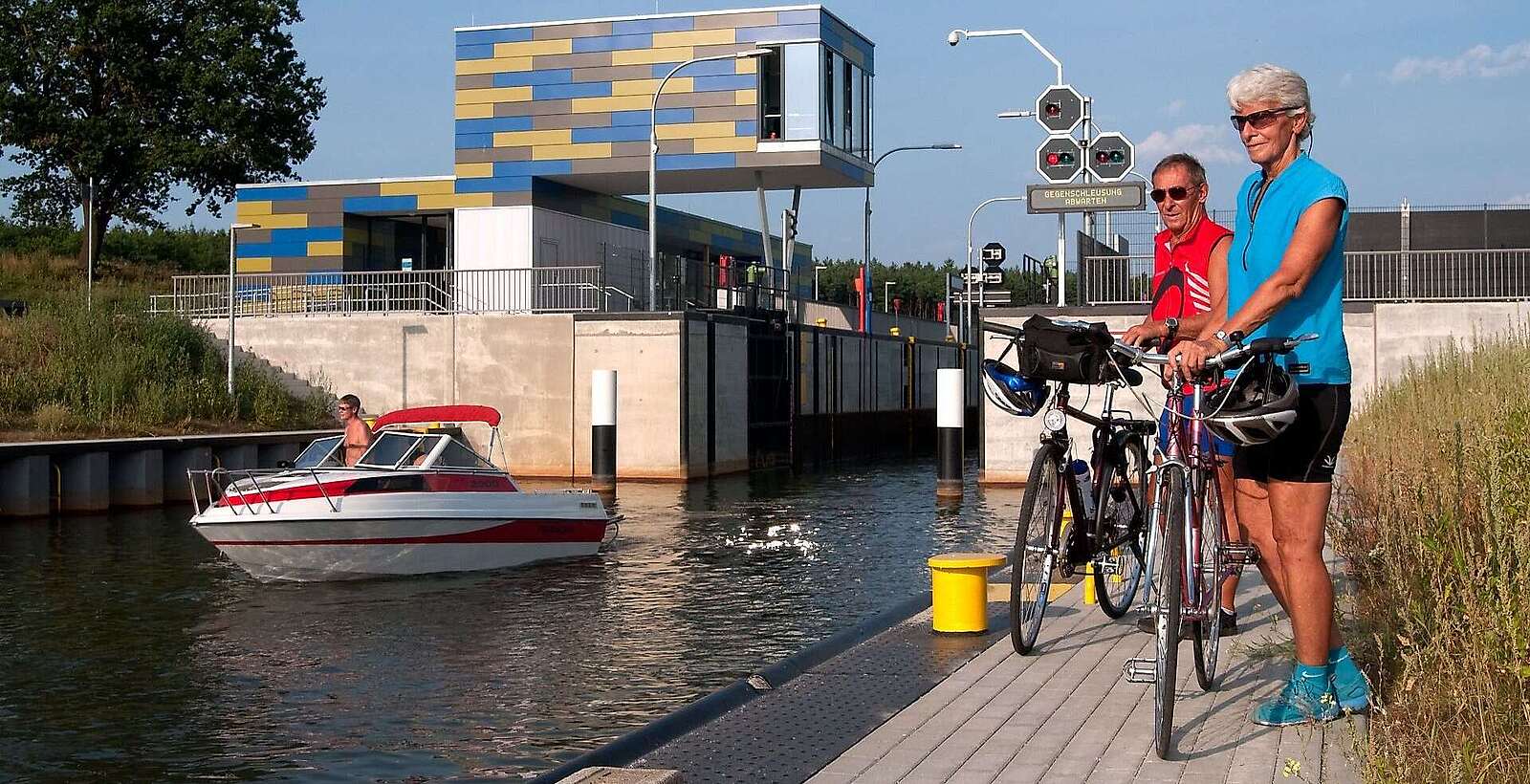 Radfahrer am Koschener Kanal im Lausitzer Seenland