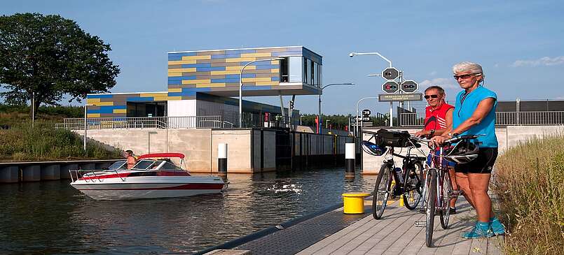 Radfahrer am Koschener Kanal im Lausitzer Seenland