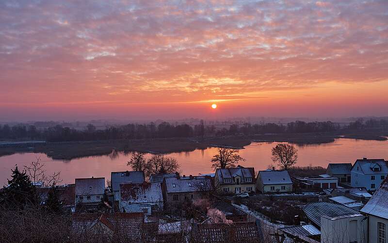 Sonnenuntergang über den Dächern von Lebus