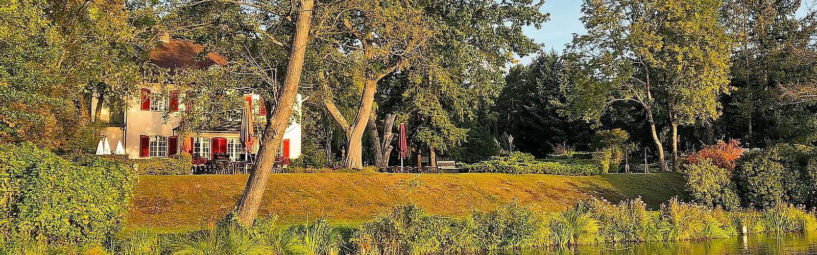 Waldhaus Prieros am Streganzer See im Herbst