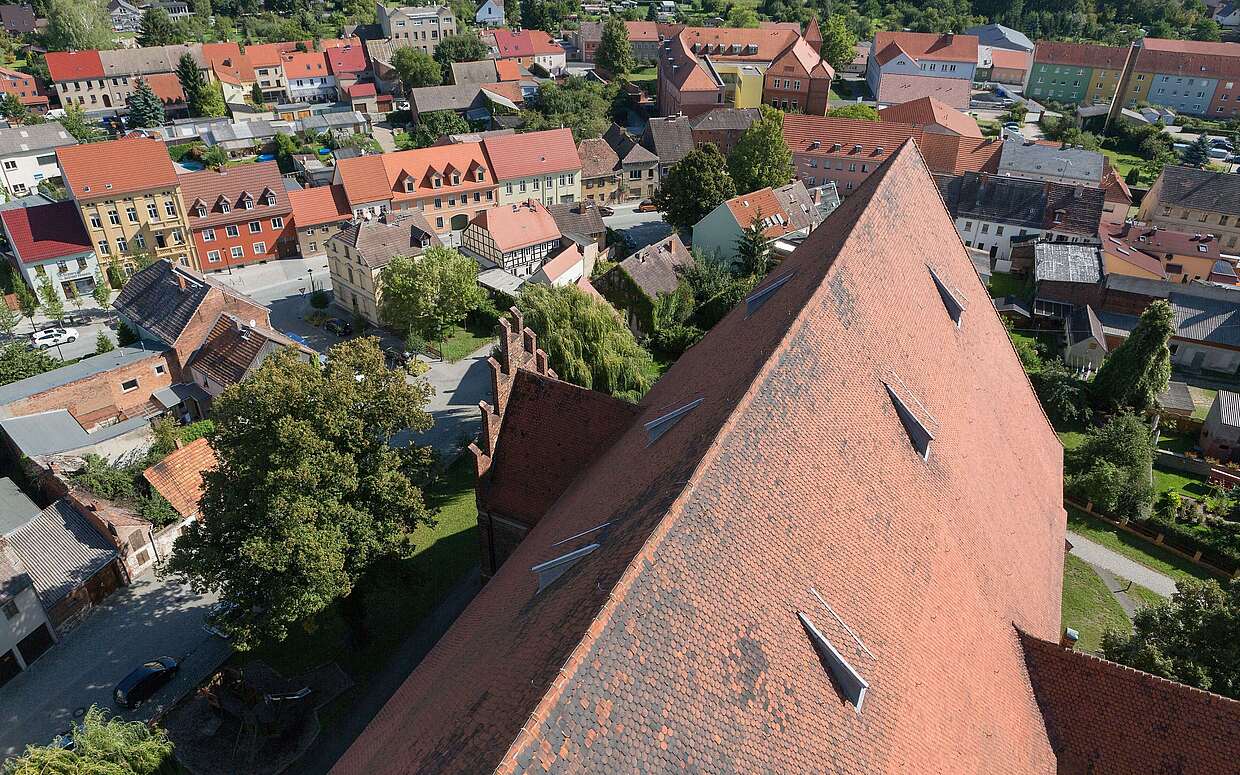 Das Dach des Franziskanerklosters: Der 500 Jahre alte Bau beherbergt heute das kulturelle Zentrum der Stadt.