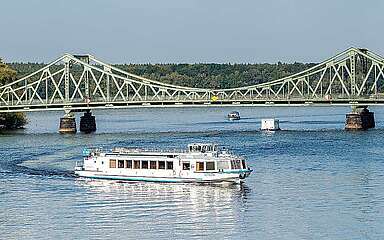 Schiff der Weissen Flotte vor Glienicker Brücke