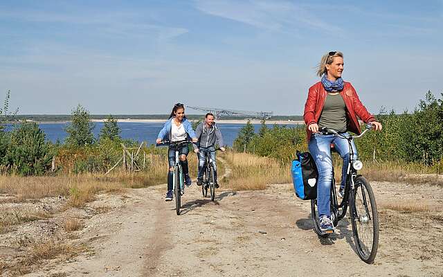 Fahrradfahrer am Bergheider See Fahrradfahrer am Bergheider See