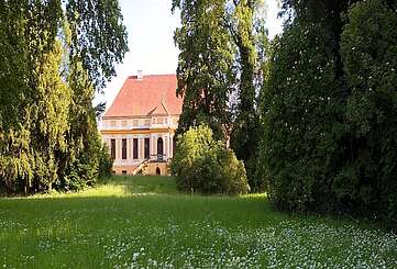 Schloss Caputh mit Parkanlage