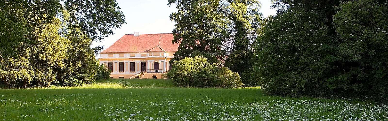 Schloss Caputh mit Parkanlage
