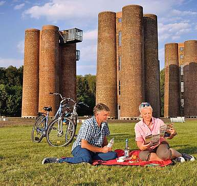Picknick vor den Biotürmen Lauchhammer
