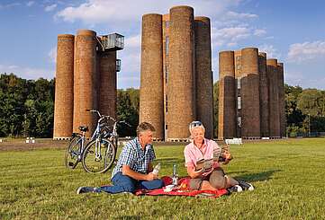 Picknick vor den Biotürmen Lauchhammer