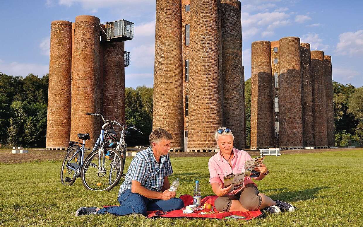 Picknick vor den Biotürmen Lauchhammer