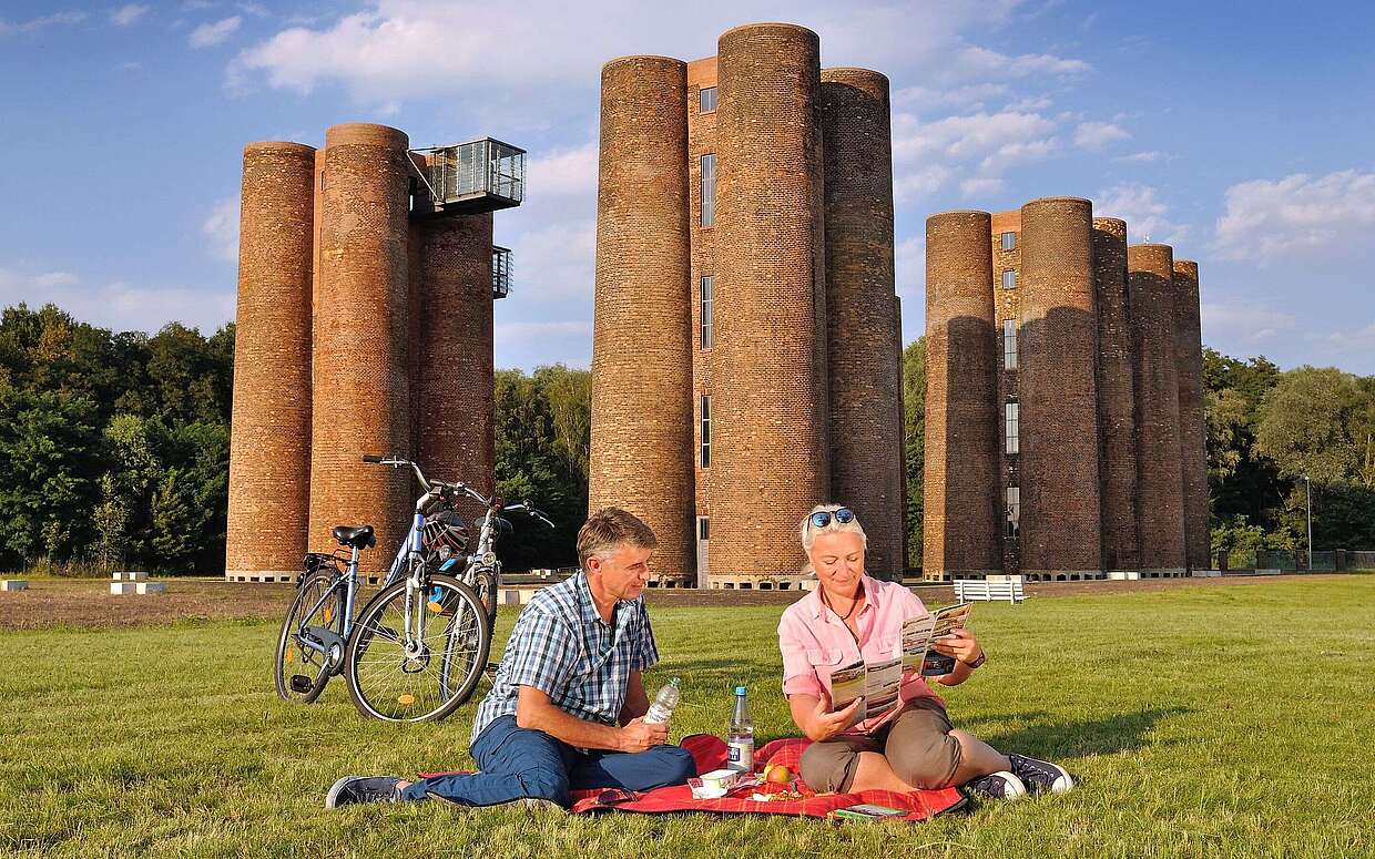 Picknick vor den Biotürmen Lauchhammer