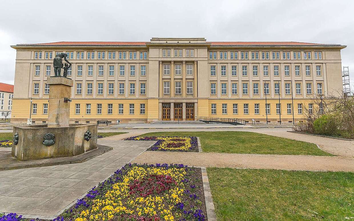 Das Haus der vielen Fenster: Das Rathaus von Eisenhüttenstadt.