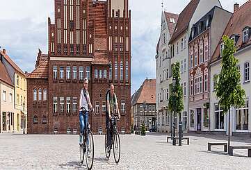 Radfahrer auf dem Marktplatz in Wittstock/Dosse