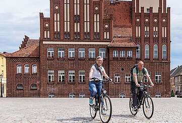 Radfahrer auf dem Marktplatz in Wittstock/Dosse