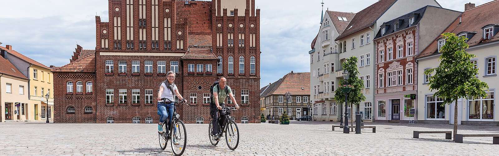 Radfahrer auf dem Marktplatz in Wittstock/Dosse
