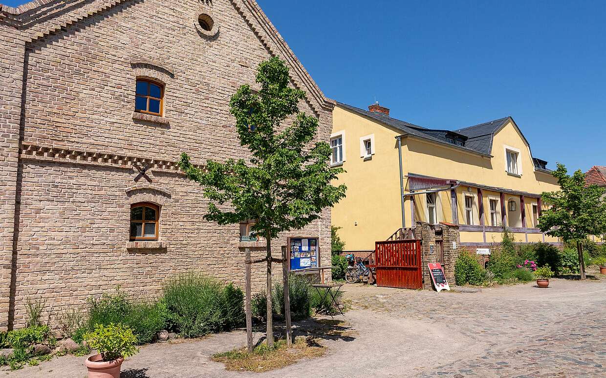 Eingang zum Storchenhof in Paretz