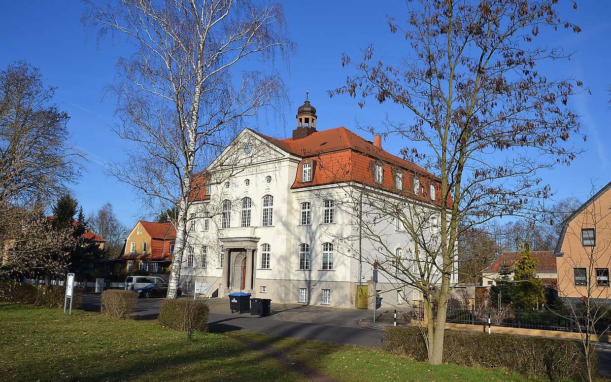 Das Rathaus von Kirchmöser liegt in unmittelbarer Nähe zum Bahnhof.