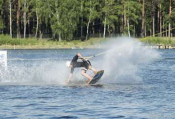 Wakeboarder auf See