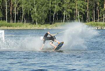 Wakeboarder auf See