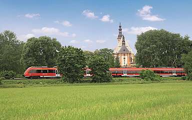 Regionalbahn vor dem Kloster Neuzelle