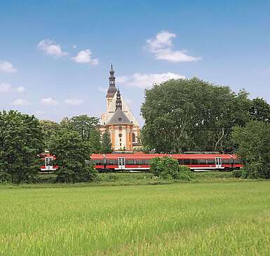 Regionalbahn vor dem Kloster Neuzelle