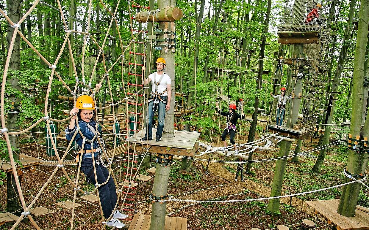 Im Kletternetz im Abenteuerpark Potsdam