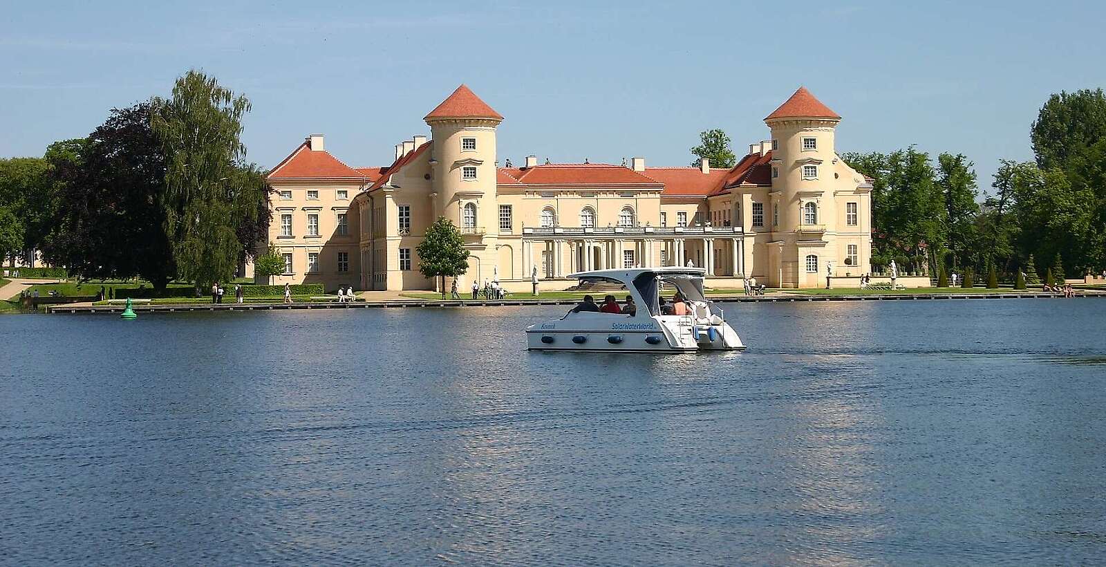 Motorboot vor Schloss Rheinsberg