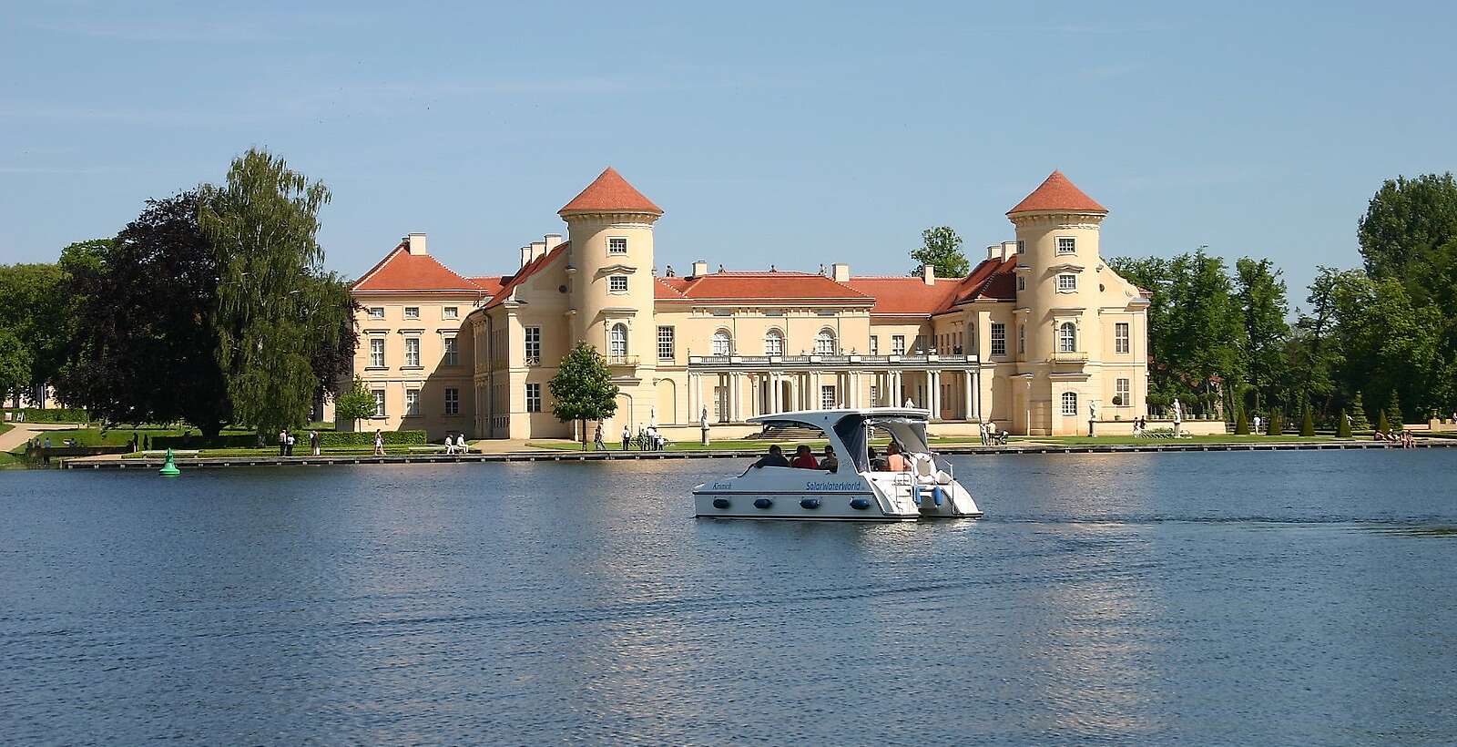 Motorboot vor Schloss Rheinsberg