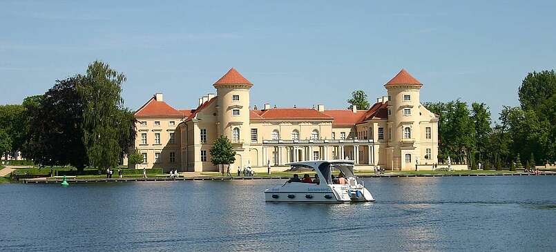 Motorboot vor Schloss Rheinsberg