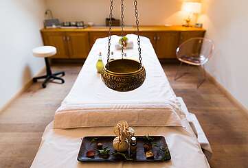 Massageliege mit Duftschale und Ölen