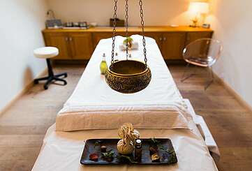 Massageliege mit Duftschale und Ölen