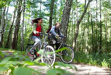 Zwei Radfahrer im Spreewald